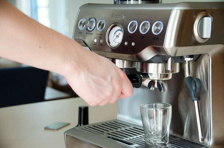 Krups tiene una cafetera superautomática que prepara espressos, lattes y  cappuccinos, y que se limpia sola con una pastilla